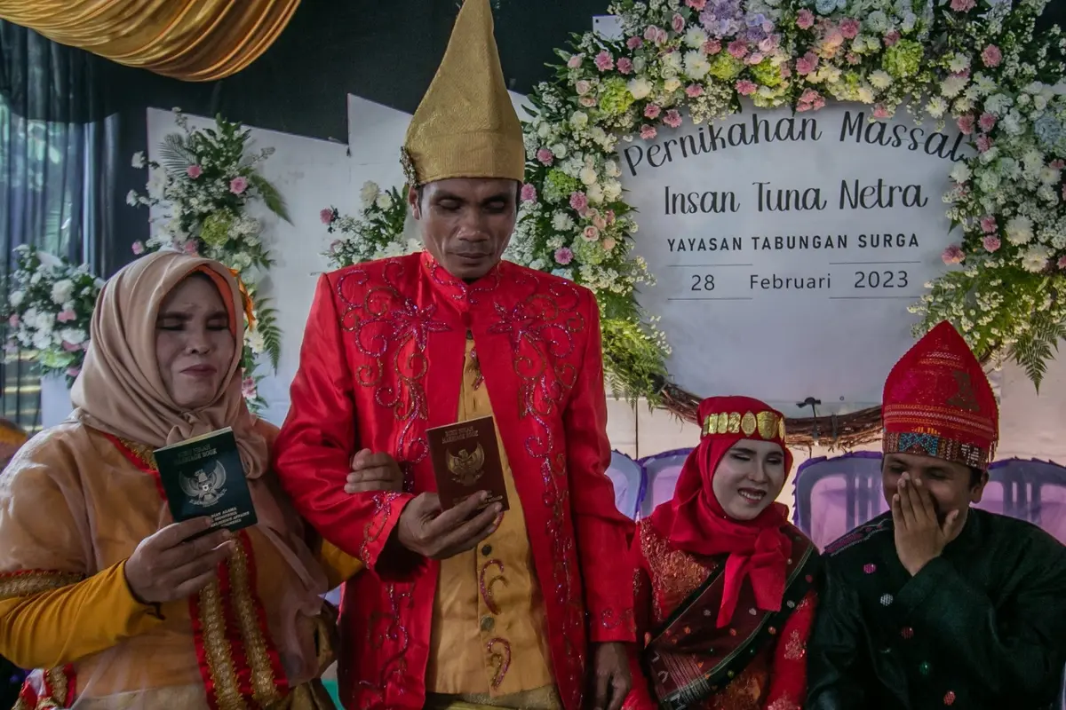 Pasangan Tuna Netra Menikah Massal
