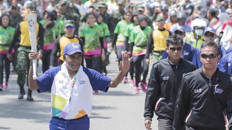 FOTO: Abdul Rojak Bawa Obor Asian Games Melintasi Banjarmasin