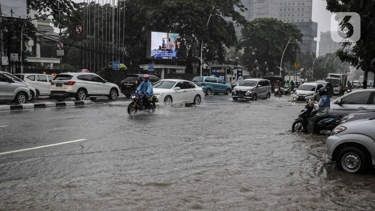 Hujan Deras, Jalan Medan Merdeka Timur Tergenang Air