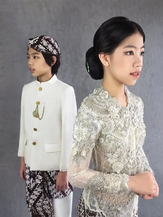 Tak melewatkan momen Hari Kartini, keduanya memakai baju nasional dengan kebaya dan beskap. Sang mama yang biasa merancang dress couture juga berpartisipasi untuk mendesain kebaya untuk pertama kalinya untuk Mischka. [@mischkadevon]