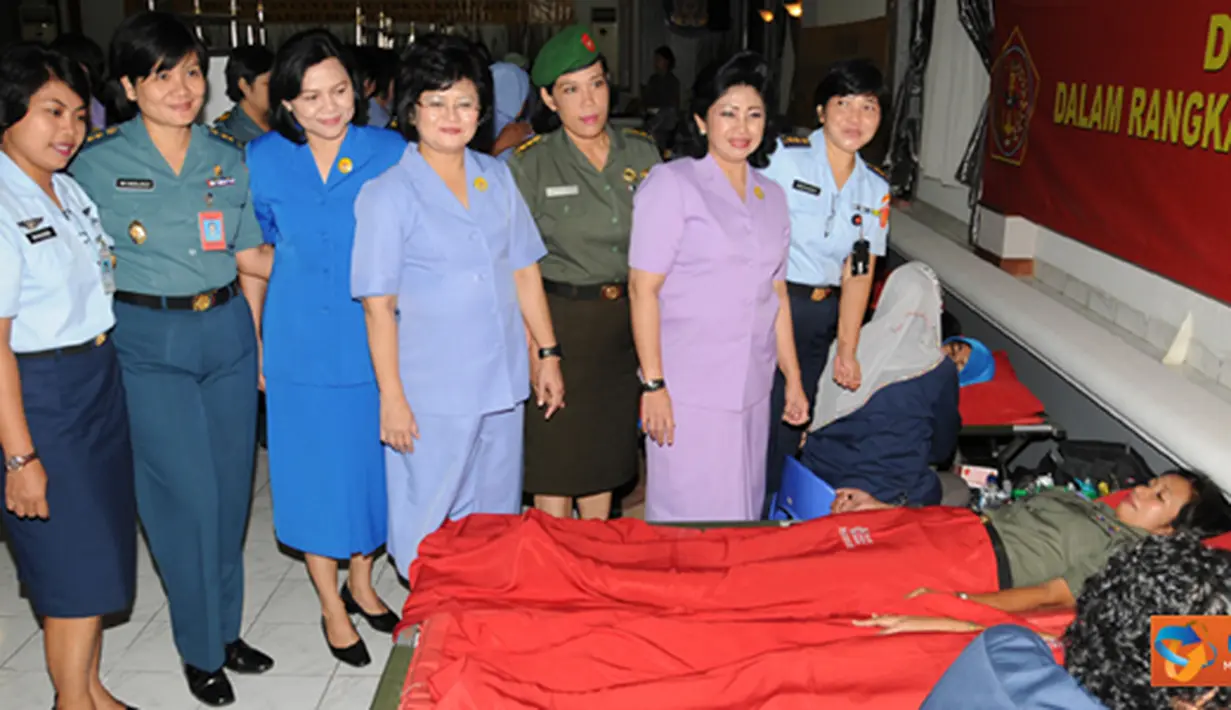 Citizen6, Jakarta: Pelaksanaan kegiatan ini bertepatan pula dengan Apel Bersama Wanita TNI yang diperingati setiap 21 April. Sejumlah Wanita TNI ikut berpartisipasi dalam donor darah ini. (Pengirim: Badarudin Bakri)