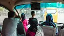 Warga menaiki bus wisata gratis Transjakarta di Jakarta, Selasa (26/12/2023). (Liputan6.com/Faizal Fanani)