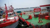 Sejumlah kapal bersandar untuk mengisi BBM jenis solar di Pelabuhan Ikan Muara Baru, Jakarta, Rabu (10/9/14). (Liputan6.com/Faizal Fanani)