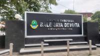 Gubernur Jawa Barat Dedi Mulyadi diketahui mengganti nama gedung creative center Ahmad Juhara menjadi Kantor Gubernur Bale Jaya Dewata. Namun, pergantian nama tersebut dikabarkan tanpa mengetahui stakeholder sejarah dan budaya yang ada di Cirebon. Foto (Liputan6.com / Panji Prayitno)