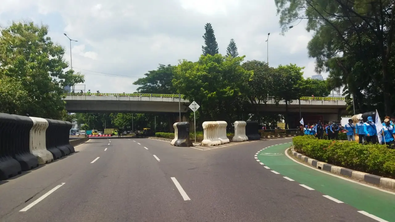 Imbas dari demo BBM tersebut, kepolisian memblokir Jalan Gatot Subroto yang mengarah ke Slipi. (Merdeka.com/Rahmat Baihaqi)