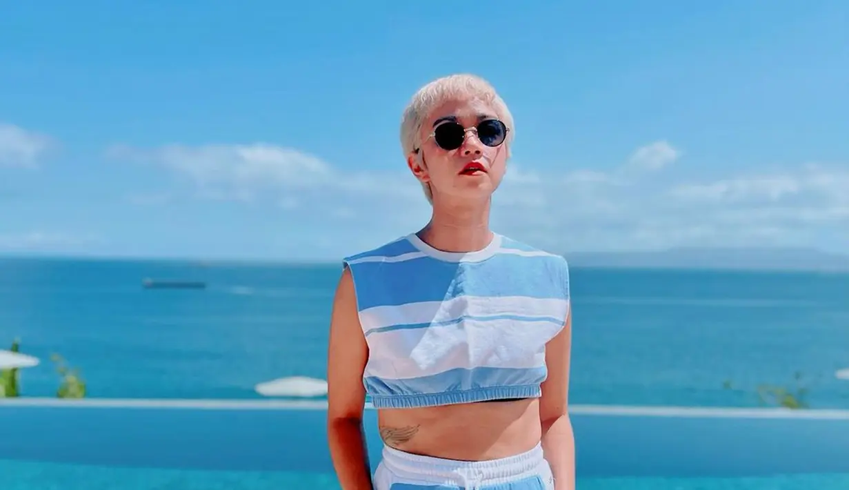 Bagi penggemar sinetron lawas tentu sudah mengenal sosok Intan Ayu. Intan Ayu tampil menawan saat ia liburan di pantai,. Ia terlihat stunning saat memakai outfit seperti ini. Gaya penampilan dari Intan Ayu ini bikin terpesona. (Liputan6.com/IG/tanayudjanuismadi)