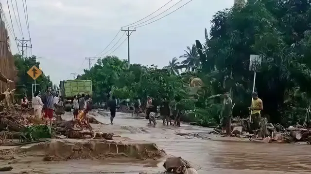 Banjir Bandang Terjang Parigi Moutong, Jalur Trans Sulawesi Tertutup Lumpur