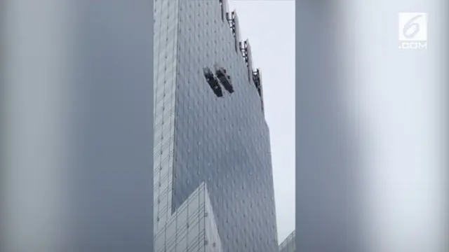Sebuah video merekam kejadian dua orang petugas pembersih kaca yang tidak bisa bergerak dari lantai 50.