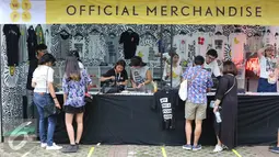 Pengunjung melihat stand merchandise di We The Fest 2016 yang digelar di Parkir Timur Senayan, Jakarta, Sabtu (13/8). We The Fest 2016 digelar selama dua hari, 13-14 Agustus 2016. (Liputan6.com/Herman Zakharia)