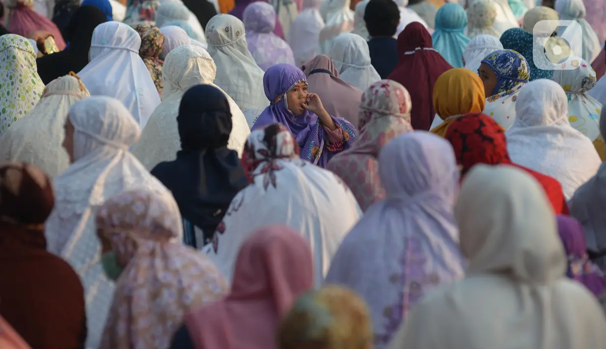 Umat Muslim menghadiri sholat Idul Fitri 1442 H di masjid Raya Al Arif, Jalan Stasiun Senen, Jakarta, Kamis (13/5/2021). Penerapan protokol kesehatan saat Sholat Idul Fitri yang ketat guna mencegah penyebaran Covid-19. (merdeka.com/Imam Buhori)
