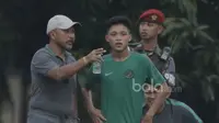 Pelatih Timnas Indonesia U-16, Fachri Husaini, memberikan arahan kepada anaka asuhnya saat menghadapi Persija Jakarta U-16 di Stadion Atang Sutresna, Jakarta, Selasa (4/7/2017). Indonesia menang 5-0 atas Persija. (Bola.com/M Iqbal Ichsan)