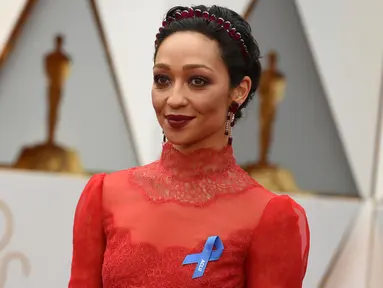 Aktris Ruth Negga menghadiri ajang penghargaan bergengsi Piala Oscar 2017 di Los Angeles, Minggu (26/2). Nominator untuk kategori Aktris Terbaik itu mencuri perhatian publik dengan mengenakan pita berwarna biru. (Photo by Jordan Strauss/Invision/AP)