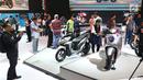 Pengunjung melihat pameran Indonesia Motorcycle Show (IMOS) 2018 di JCC, Jakarta, Rabu (31/10). IMOS 2018 berlangsung pada 31 Oktober hingga 4 November 2018. (Liputan6.com/Angga Yuniar)