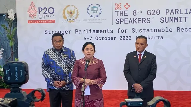Ketua DPR RI Puan Maharani didampingi oleh Wakil Ketua DPR RI Rahmat Gobel dan Lodewijk Freidrich Paulus dalam press conference usai penyelenggaraan P20 di Gedung DPR, Jumat (7/10/2022). (Liputan6/Benedikta Miranti)