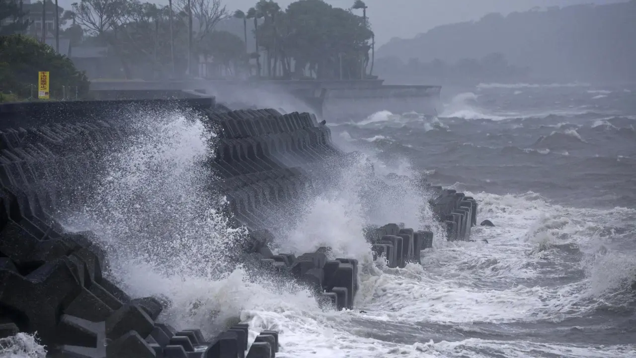 Ombak tinggi akibat Topan Shanshan di Prefektur Kagoshima, Jepang. (AP)