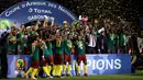 Pemain Kamerun melakukan selebrasi usai menjuarai Piala Afrika 2017 di Stade de I'Amitie, Gabon, Minggu (5/2). Kamerun juara Piala Afrika 2017 setelah menaklukkan Mesir dengan skor akhir 2-1. (AP Photo/Sunday Alamba)