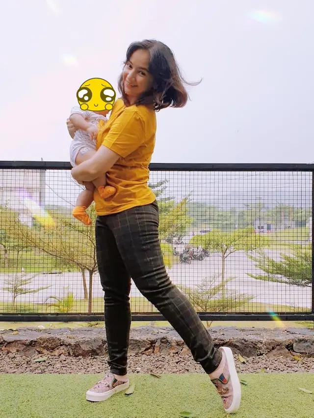 7 Potret Angelica Simperler saat Momong Anak, Curi Perhatian