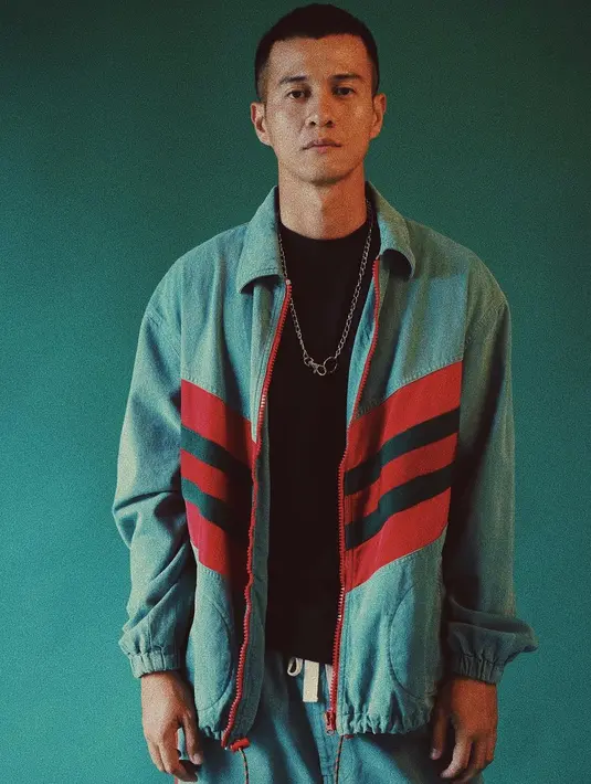 Bagi aktor tampan yang satu ini, tidak punya pacar bukan lah masalah besar dalam hidupnya. "(Soal jodoh) nggak ada masalah," ungkap Herjunot Ali di kawasan Pondok Indah, Jakarta Selatan. (Instagram/herjunotali.studio)