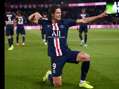 Edinson Cavani kerap memeragakan gaya seperti orang yang sedang memanah usai mencetak gol. Ternyata, selebrasi tersebut mempunyai makna yang sangat dalam bagi eks bomber Paris Saint-Germain tersebut.  (Foto: AFP/Franck Fife)