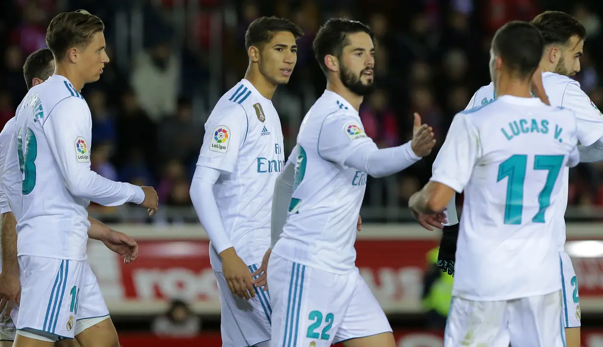 Pemain Real Madrid, Isco (tengah) menyumbang satu gol saat melawan CD Numancia pada laga Copa Del Rey di Nuevo Estadio Los Pajaritos stadium, Soria, (4/1/2018). Madrid menang 3-0. (AFP/Cesar Manso)