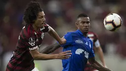Pemain Flamengo, Willian Arao, berebut bola dengan pemain Emelec, Daniel Angulo, pada laga Copa Libertadores di Stadion Maracana, Rio de Janeiro, Rabu (31/7). Flamengo lolos ke babak perempat final. (AFP/Mauro Pimentel)