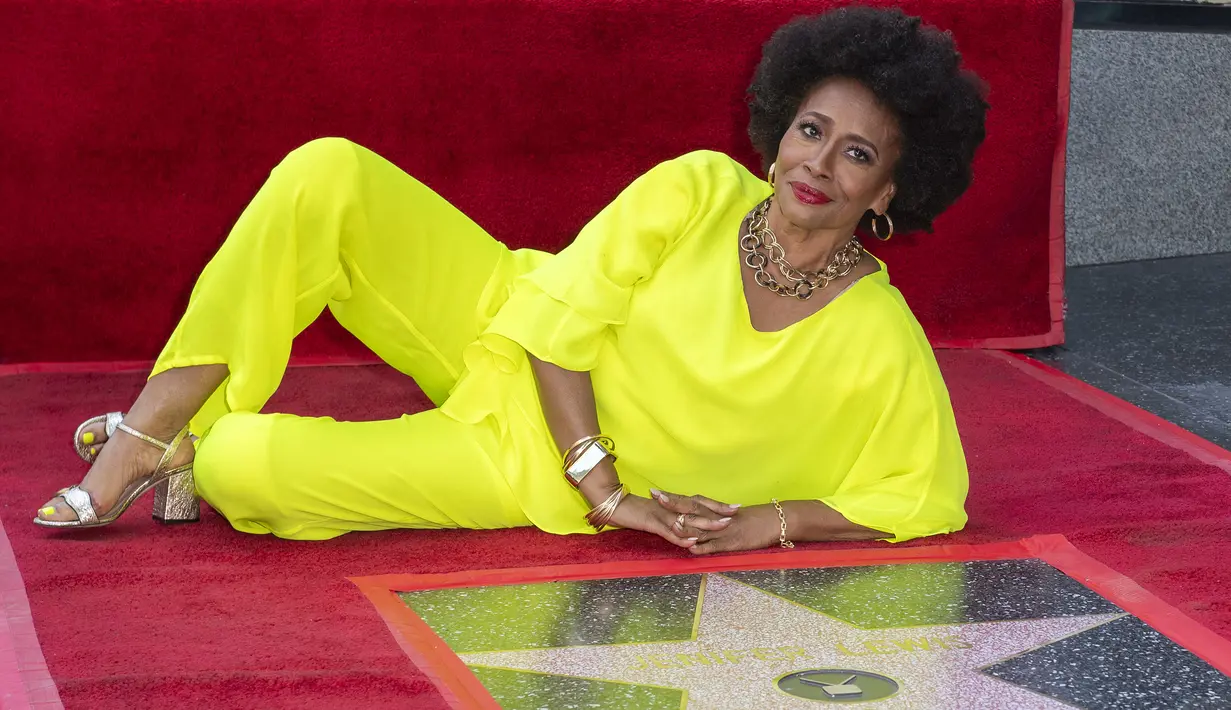 Aktris AS, Jenifer Lewis menghadiri upacara penghargaan bintang barunya di Hollywood Walk of Fame , di Los Angeles, Jumat, 15 Juli 2022. Bintang I Love That for You menata rambutnya dengan ikal alami dan melengkapi penampilannya dengan bibir merah cerah. (VALERIE MACON / AFP)