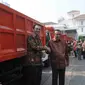 Pemprov DKI kembali menerima hibah truk sampah dari perusahaan swasta, Jakarta, Kamis (18/9/14). (Liputan6.com/Herman Zakharia)
