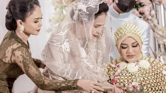 Pesona Yuni Shara Berkebaya Tampak Awet Muda di Acara Tujuh Bulanan Aurel Hermansyah/dok. Instagram Yuni Shara