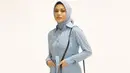 Satu lagi tampilan formal yang manis dari Aurelie Hermansyah. Dengan setelan kemeja biru dan celana berwarna senada, ia padukan dengan sling bag hitam dan jilbab bernuansa abu-abu muda. Foto: Instagram.