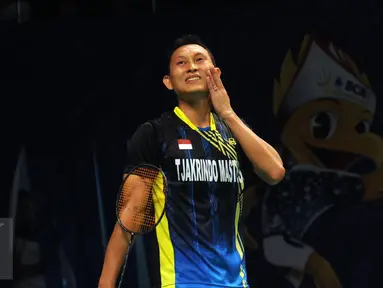 Tunggal putera Indonesia, Sony Dwi Kuncoro mengusap wajah saat laga melawan pemain Hongkong Hu Yun di 16 besar BCA Indonesia Open, Jakarta, Kamis (6/2/2016). Sony kalah 12-21, 15-21, 16-21. (Liputan6.com/Helmi Fithriansyah)