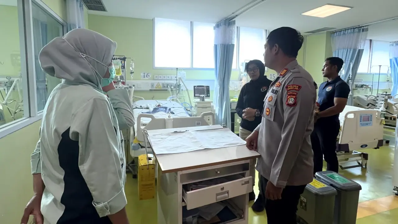 Kapolsek Tarumajaya AKP I Gede Bagus Ariska Sudana menjenguk balita di RSUD Koja yang menjadi korban kekerasan ibu tiri.