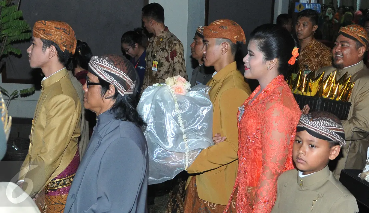 Rombongan keluarga Presiden menjalani prosesi Midodareni, Solo, Rabu (10/6/2015). Rombongan mengantarkan seserahan dengan berjalan kaki menuju rumah Selvi Ananda yang berjarak sekitar 500 meter. (Liputan6.com/Herman Zakharia)