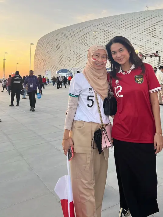 Azizah Salsha terlihat hadir mengenakan long dress hitam yang dipadukan jersey Timnas Indonesia warna merah dengan nomor punggung 12 milik suaminya, Pratama Arhan.  [IG/@dewivinandita]