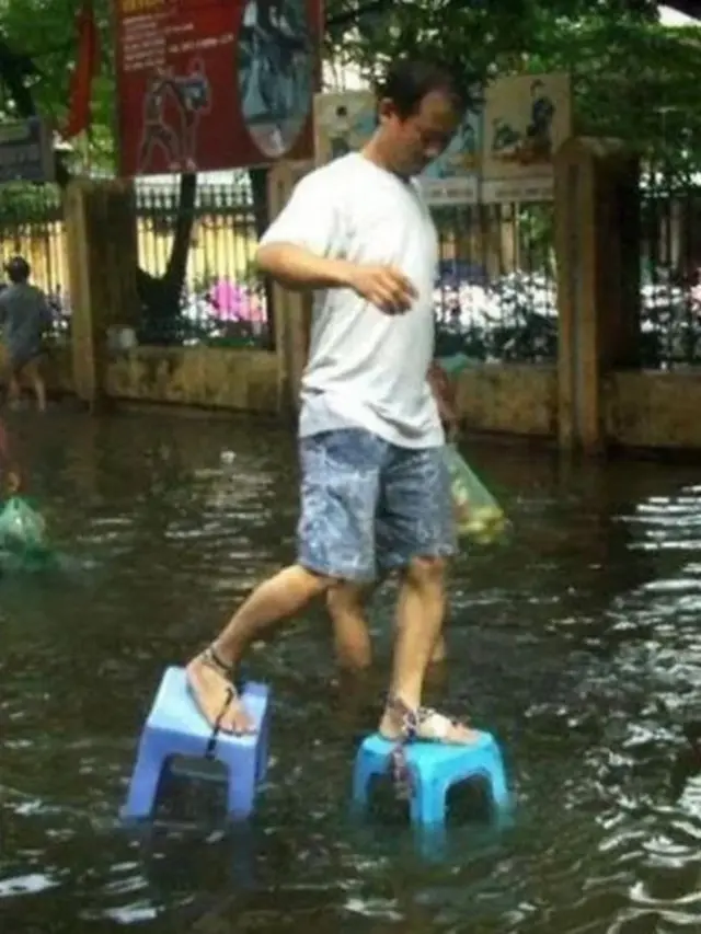 6 Potret Nyeleneh Orang Enggak Mau Basah saat Banjir Ini Idenya Kocak