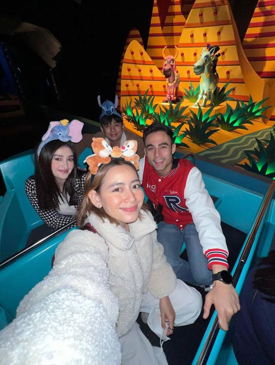 Seru-seruan bareng sahabat, momen liburan bersama sahabat memang lebih seru dan ramai daripada hanya berdua. Apalagi jalani double date seperti ini yang memang kerap dijalani para selebriti Indonesia. (Liputan6.com/IG/@rantymaria)