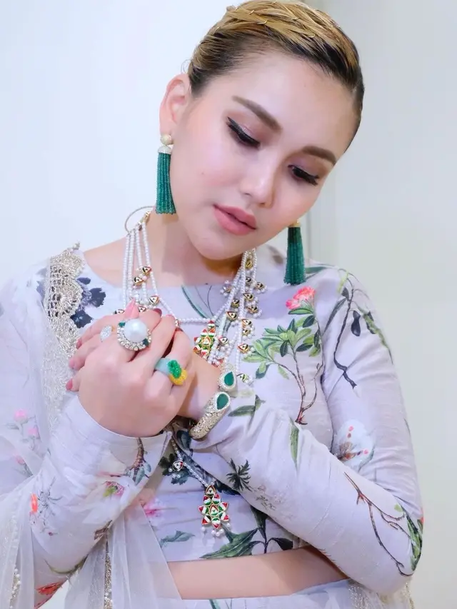 Ayu Ting Ting Pakai Gaun India