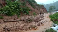 Longsor yang melanda Desa Tolitehuyu, Kecamatan Monano, Gorontalo Utara, Senin (2/3/2020) menyebabkan akses transportasi di jalur lintas Sulawesi bagian barat kawasan tersebut terputus. (Liputan6.com/ Arfandi Ibrahim)