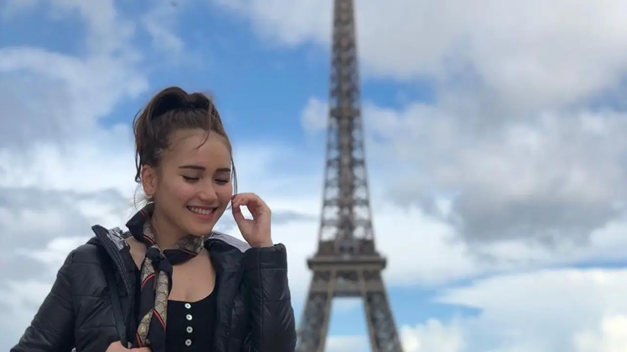 Potret Gaya Cantik dan Elegannya Ayu Ting Ting Saat Berlibur Ke Paris