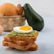 Open-faced breakfast sandwich biasanya dibuat menggunakan roti gandum yang dipadukan dengan telur, alpukat, keju, serta sayuran segar. (Foto/dok: freepik/stockking)