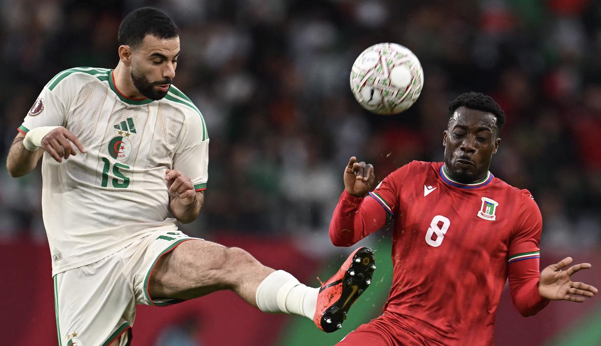 Meskpun begitu, Aljazair berhasil menang besar dengan skor 3-1. Hasil tersebut membuat skuad berjuluk Les Fennecs itu melaju ke babak 16 besar Piala Afrika 2025 dengan predikat juara Grup E. (AFP/Paul Ellis)
