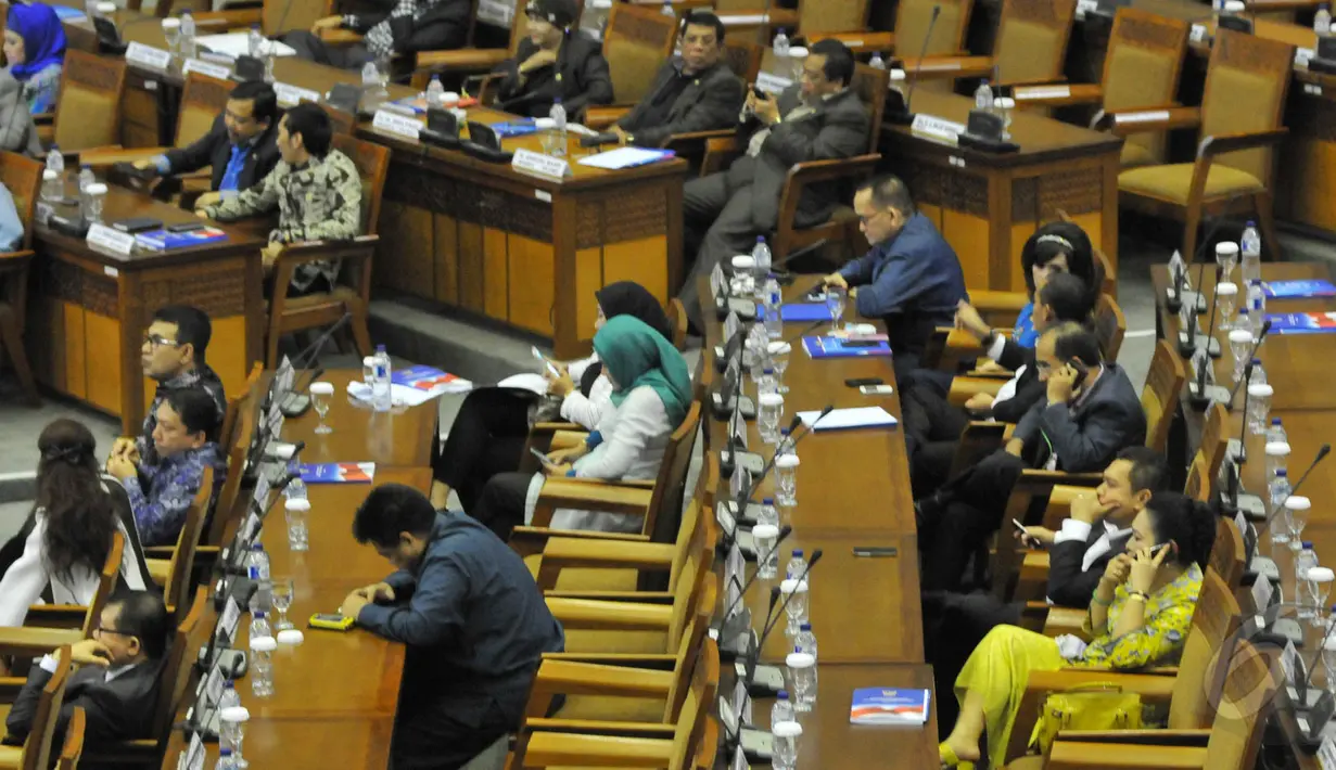 Sejumlah anggota DPR mengikuti sidang paripurna, Jakarta (20/5/2015). Dalam paripurna tersebut Menkeu menjanjikan pemangkasan defisit fiskal ke kisaran 1,7-2,1 persen dari PDB pada tahun depan. (Liputan6.com/Andrian M Tunay)