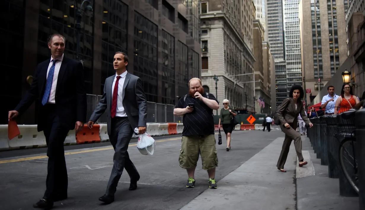 Jerimie Nason bermain augmented reality Pokemon Go di tengah jalan di Grand Central Terminal, New York City, 11 Juli 2016. Sejak dirilis, game keluaran Nintendo dan The Pokemon Company itu berhasil menjadi candu para penggunanya. (REUTERS/Mark Kauzlarich)