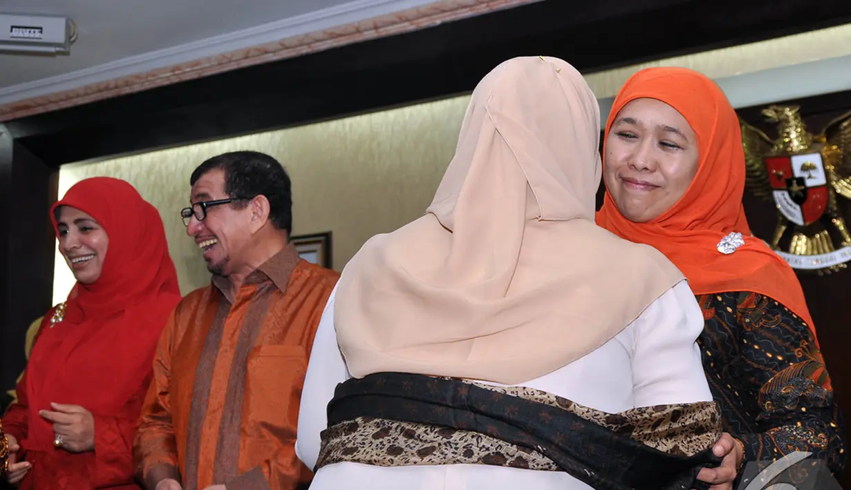 Menteri Sosial Khofifah Indar Parawansa diberi ucapan selamat oleh tamu yang hadir dalam acara serah terima jabatan Menteri Sosial, Jakarta, Selasa (28/10/2014). (Liputan6.com/Miftahul Hayat)