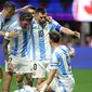 Kapten Argentina, Lionel Messi dan kawan-kawan merayakan gol yang dicetak Julian Alvarez ke gawang Kada pada Copa America 2024, Jumat (21/6/2024) pagi WIB. (CHARLY TRIBALLEAU / AFP)