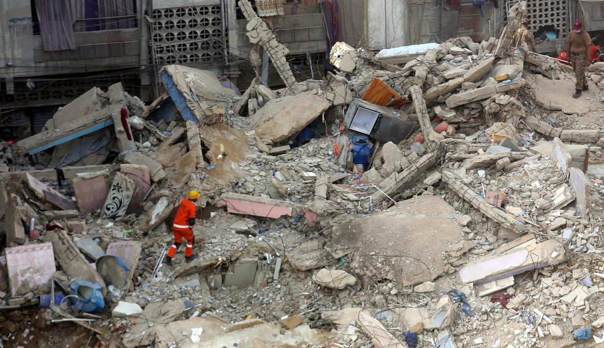 Tim penyelamat mengevakuasi lokasi reruntuhan sebuah bangunan di Karachi, Pakistan (8/6/2020). Korban tewas akibat runtuhnya gedung permukiman lima lantai di Karachi bertambah menjadi 13 orang pada Selasa (9/6) pagi waktu setempat. (Xinhua/Str)