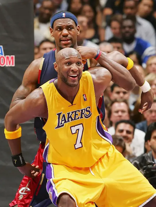 Meskipun telah digugat sejak beberapa waktu lalu, namun Lamar Odom dan Khloe Kardashian sempat berusaha mempertahankan hubungan rumah tangganya, namun perceraian antara keduanya tetap terjadi dan sudah resmi. (AFP/Bintang.com)