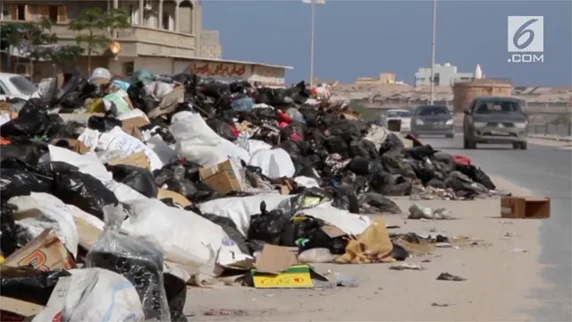 Akibat protes terhadap sebuah TPA, tumpukan sampah terlihat di kota Tobruk, Libya. Sampai sekarang belum ada solusi untuk masalah ini.
