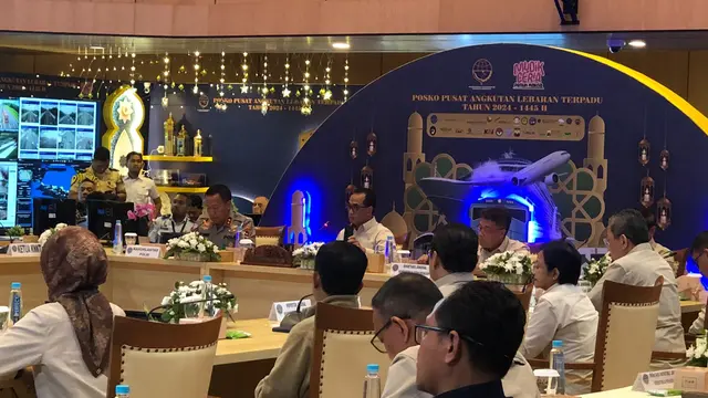 Menteri Perhubungan (Menhub) Budi Karya Sumadi dan Kepala Korps Lalu Lintas (Korlantas) Polri Irjen. Pol. Aan Suhanan dalam penutupan Posko Pusat Angkutan Lebaran Terpadu tahun 2024, Jumat (19/4/2024). (Tira/Liputan6.com)