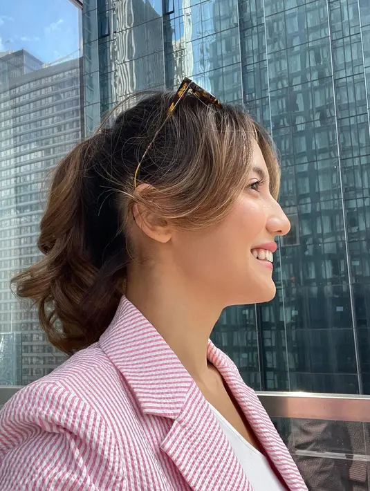 Dengan kaca mata diletakan di rambutnya, Pemeran Sri Asih ini memang terlihat begitu menikmati momen-momen saat ia berjalan di New York. Gaya santainya dengan penampilannya ini membuat netizen terkesima. (Instagaram/pevpearce)