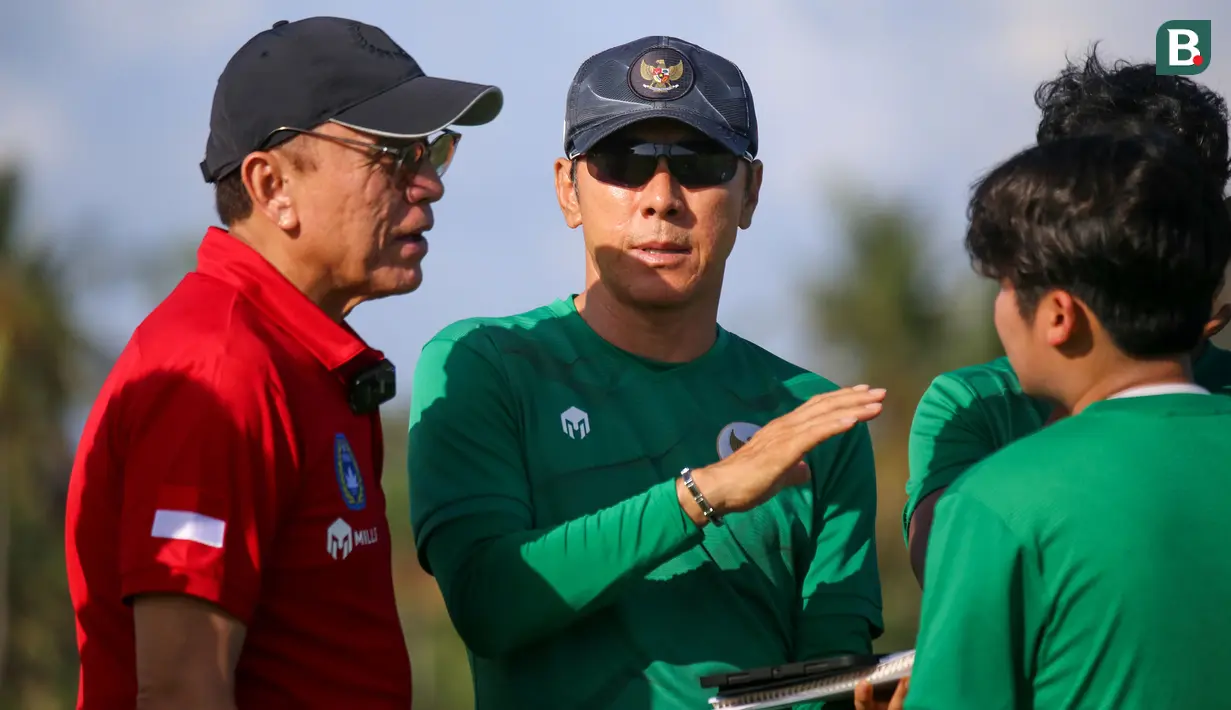 <p>Ketua Umum PSSI, Iwan Bule juga terlihat menyambangi latihan tersebut. Ia dan Pelatih Timnas Indonesia, Shin Tae-yong terlihat cukup lama berbincang-bincang sembari memperlihatkan perkembangan kondisi fisik Ilija Spasojevic dkk dari pantaun GPS yang terpasang di dada semua pemain. (Bola.com/Maheswara Putra)</p>